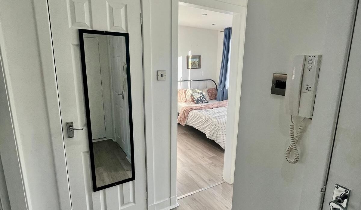 2-Bed Top Floor Flat — George Street, Aberdeen, AB25 (2)